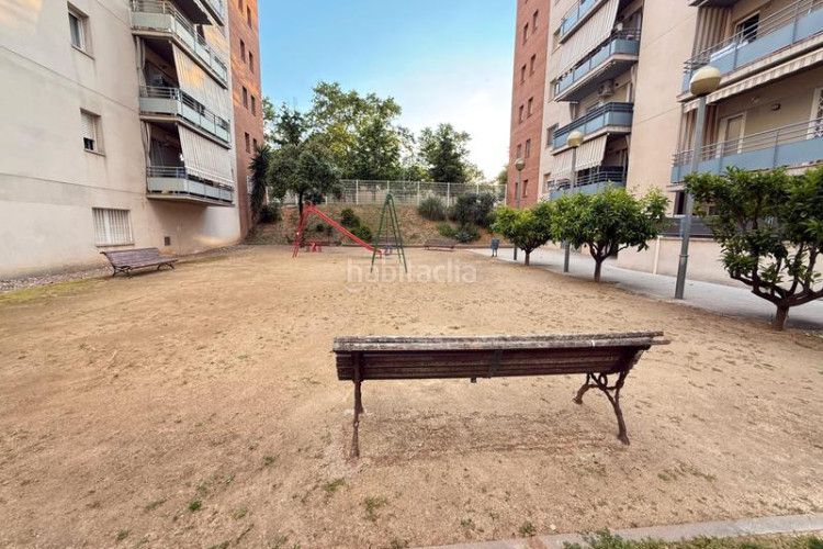 Piso planta baja con terraza - parking incluido en Terrassa
