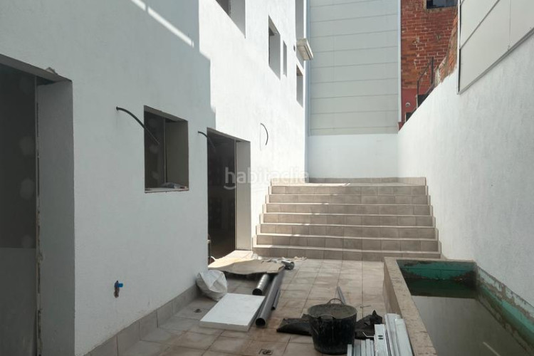 Piso planta baja de obra nueva con patio de 53 m2 junto rambla del pare alegre en Terrassa
