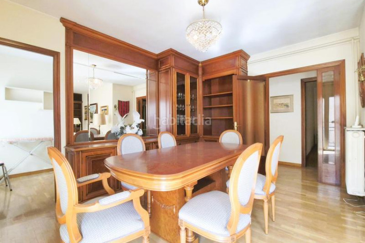 Piso de 137 m2 amb 4 hab i balco 10 m2 oest al carrer ireneu a 50 metres rambla en Terrassa