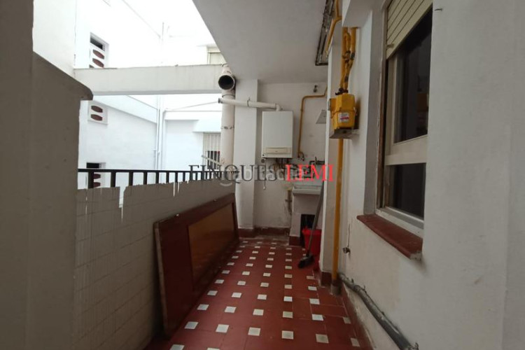 Piso  4 habitaciones junto a plaça lluís companys ascensor en Terrassa