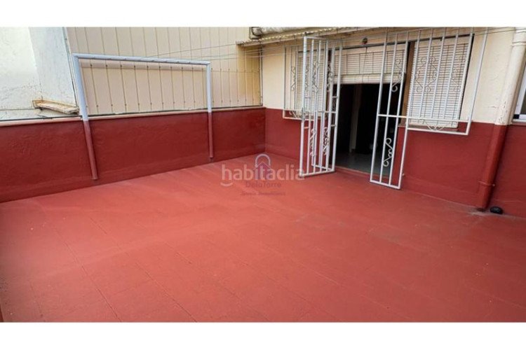 Casa  en venta en la gripia, en carrer borges blanques de 220m construidos con salida a patio de 40m, tres terrazas y en Terrassa