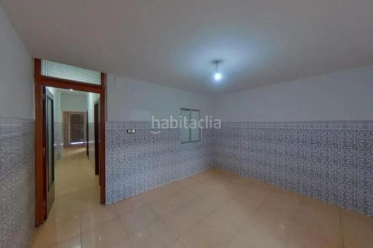 Piso (barcelona). "okupado" (no se puede visitar ni hipotecar). en Terrassa