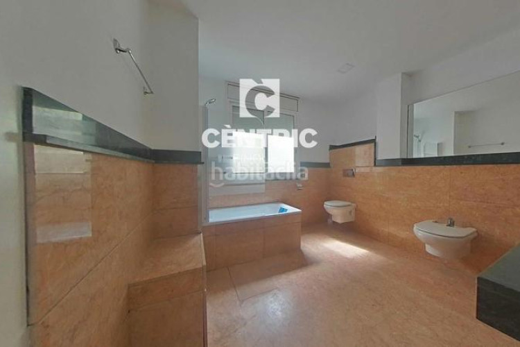 Piso amplio piso reformado con 4 habitaciones y ascensor ideal para familias o inversores! en Terrassa