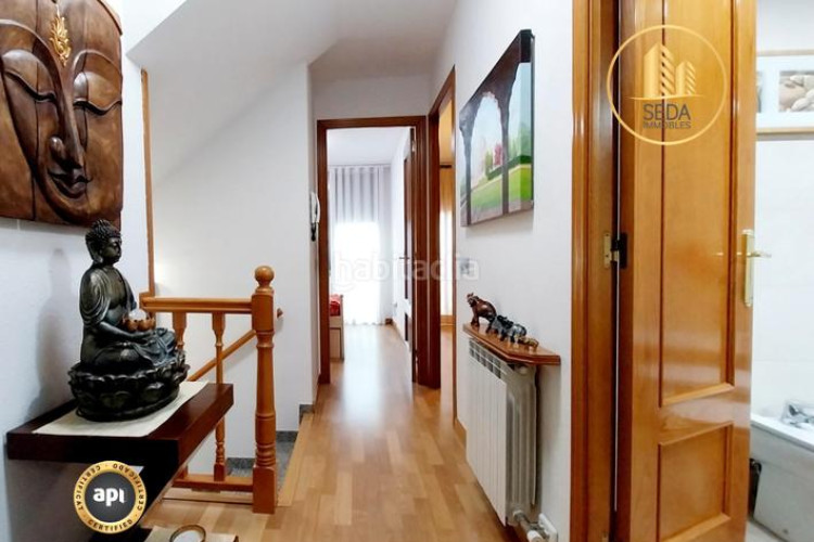 Casa impecable casa unifamiliar renovada con 4 plantas, garaje triple y estudio con chimenea en la gripia en Terrassa