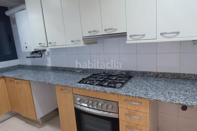 Piso  2 habitaciones con balcón junto estación est en Terrassa