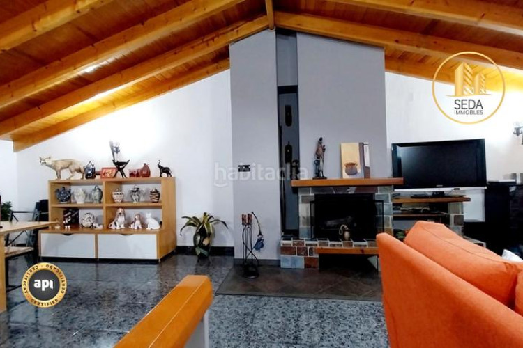 Casa impecable casa unifamiliar renovada con 4 plantas, garaje triple y estudio con chimenea en la gripia en Terrassa
