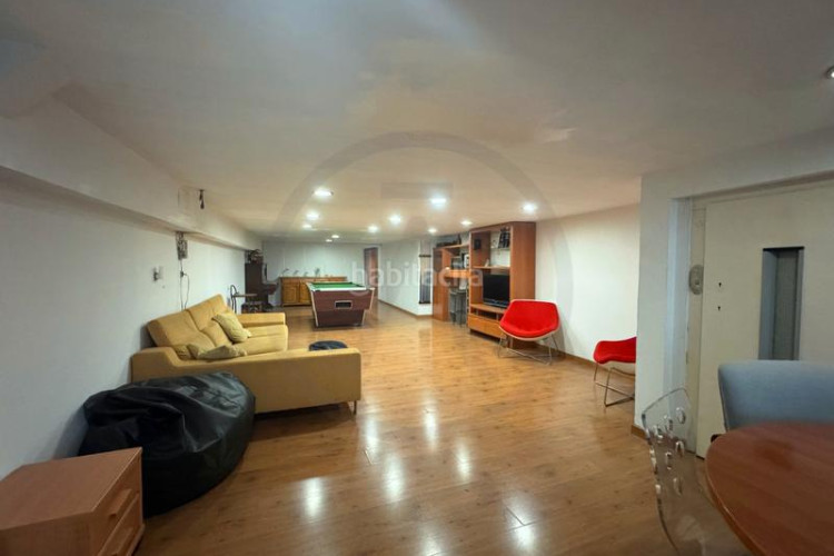 Casa adosada amplia casa adosada en La Maurina – 293 m², con garaje, ascensor y terrazas en Terrassa