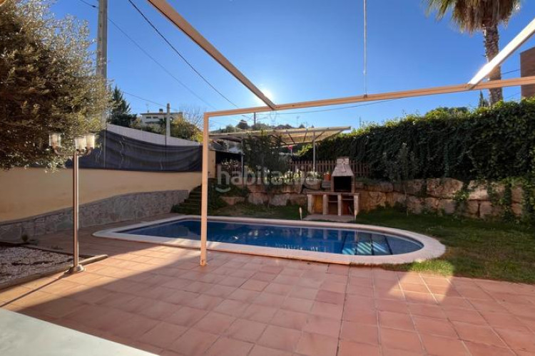 Chalet casa con piscina y vistas en zona residencial en Terrassa