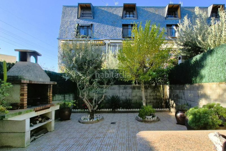 Casa magnifica casa unifamiliar de 230 m2 con 3 hab dobles y gran estudio 55 m2 en Terrassa