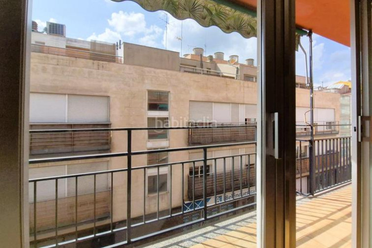 Piso de 137 m2 amb 4 hab i balco 10 m2 oest al carrer ireneu a 50 metres rambla en Terrassa