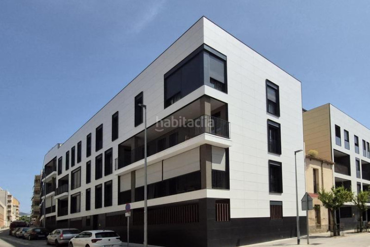 Planta baja pis obra nova 95 m2 2 hab dobles i estudi al carrer transversal en Terrassa