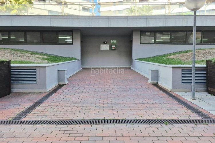 Piso edifici residencial blau cel de 3 hab con terraza 12 m2 sur 2 piscinas, gimnasio, conserjeria y mas en Terrassa