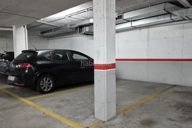 Piso Sant Pere Nord. calle girona. piso seminuevo de 3habs + 2lav. + patio + pk + trastero en Terrassa