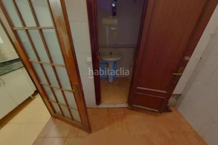 Piso inmueble ilegalmente okupado situado en la calle sant crispi 138, bajos 1, , barcelona en Terrassa