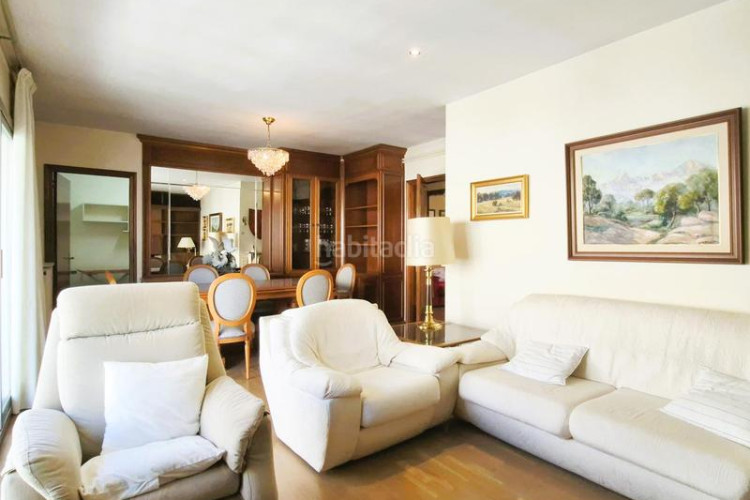 Piso de 137 m2 amb 4 hab i balco 10 m2 oest al carrer ireneu a 50 metres rambla en Terrassa