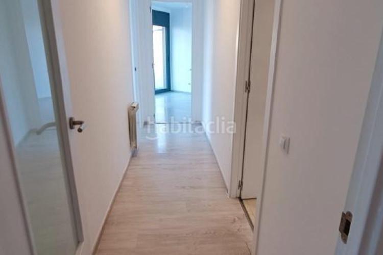 Piso  2 habitaciones con balcón junto estación est en Terrassa