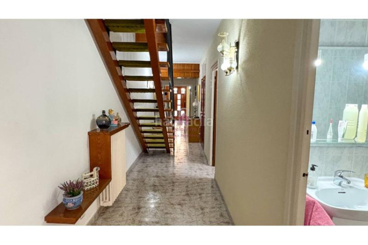 Casa  en venta en la gripia, en carrer borges blanques de 220m construidos con salida a patio de 40m, tres terrazas y en Terrassa