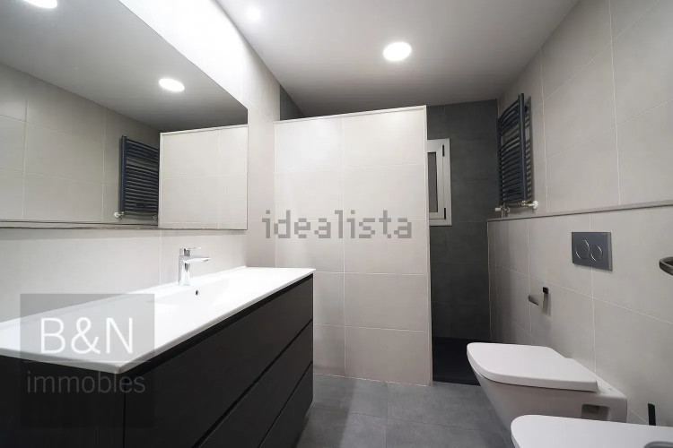 Una planta baja con alma de hogar y dos terrazas que te invitan a disfrutar de la vida