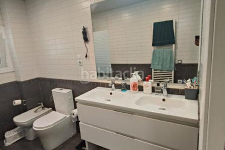 Piso  reformado en La Cogullada 3 dormitorios, 1 baño, todo exterior, cocina individual, con dos balcones uno de 6m y otro de 4m y en Terrassa