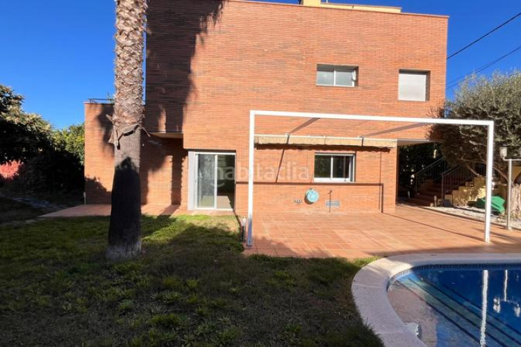 Chalet casa con piscina y vistas en zona residencial en Terrassa