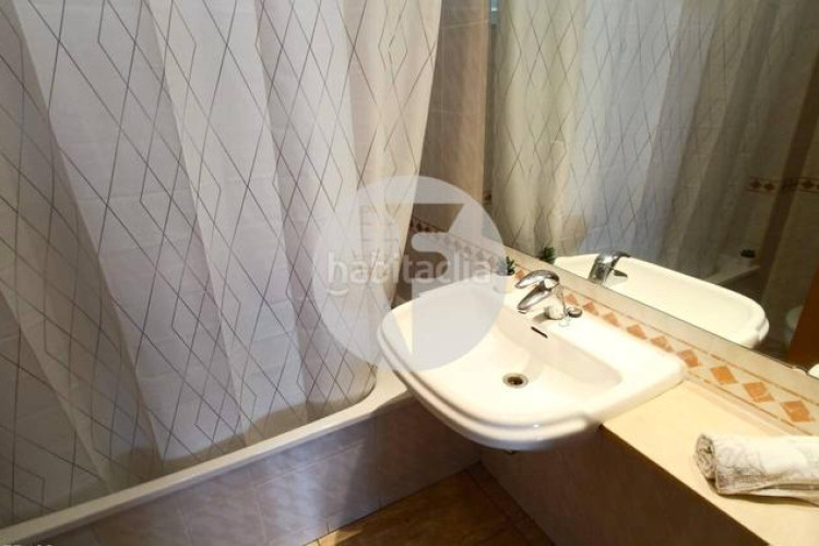 Piso bonito piso de 85 m2, 3 hab, 2 baños, galería, balcón, pk y zona comunitaria, en zona olímpica en Terrassa