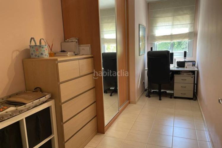 Piso zona gripia avenida madrid. piso de 3 habitaciones ext, muy luminoso. balcón, y plaza de parking. estado impecable. en Terrassa