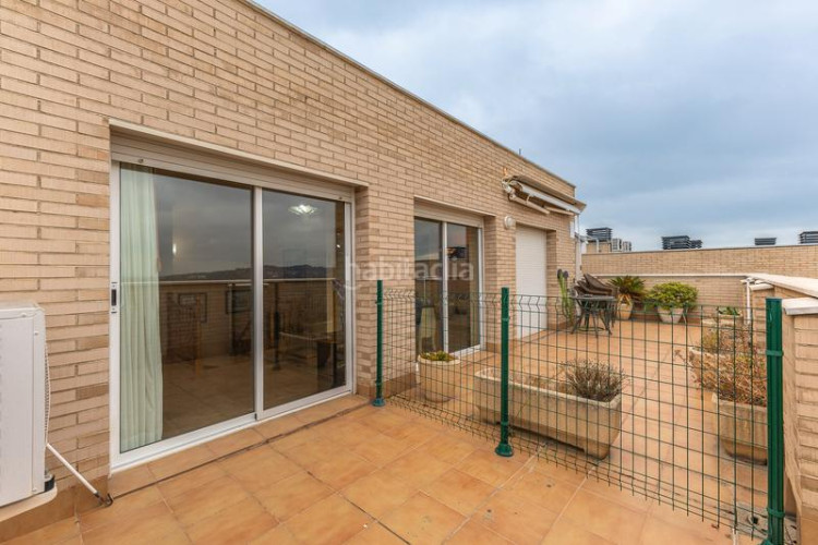 Ático  dúplex con terrazas y vistas panorámicas a un paso del centro , plaza de parking incluida en Terrassa