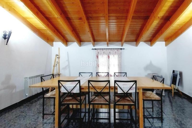 Casa magnifica casa unifamiliar de 230 m2 con garaje 3 coches, 3 grandes dormitorios, especatcular estudio 55 m2 y patio en Terrassa