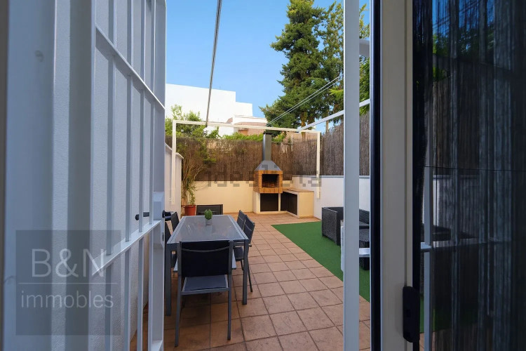 En exclusiva: planta baja con alma de hogar, gran terraza y parking en un entorno tranquilo rodeado