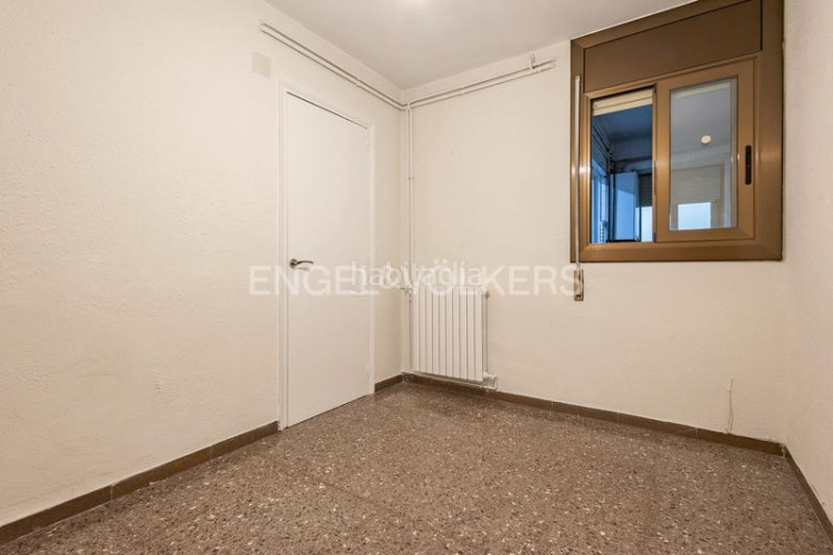 Apartamento oportunidad única! piso amplio de 99m construidos con 4 dormitorios y balcón en Terrassa