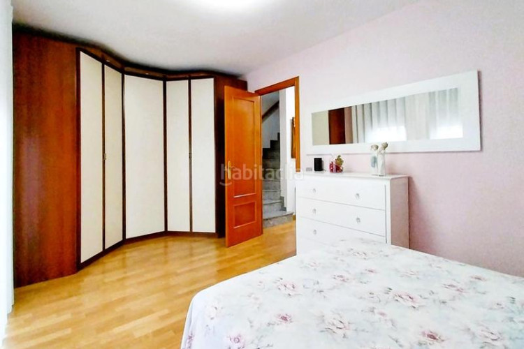 Casa magnifica casa unifamiliar de 230 m2 con 3 hab dobles y gran estudio 55 m2 en Terrassa