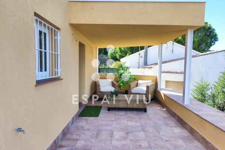 Casa adorable casita con jardín recién reformada. en Terrassa