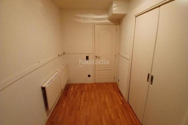 Piso vivienda de 4 habitaciones con gran terraza y parking incluido en Terrassa