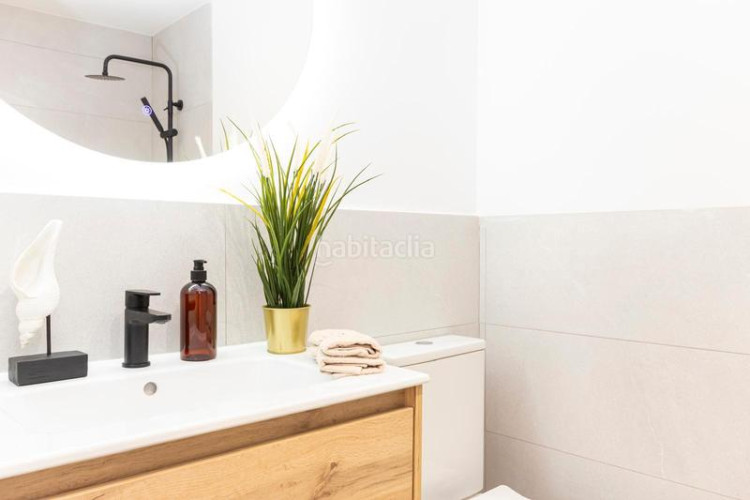 Piso precioso piso en inmejorable ubicación: vivienda esquinera con mucha luz: salón-comedor-cocina, 3 habitaciones, 2 baños, terraza.. en Terrassa