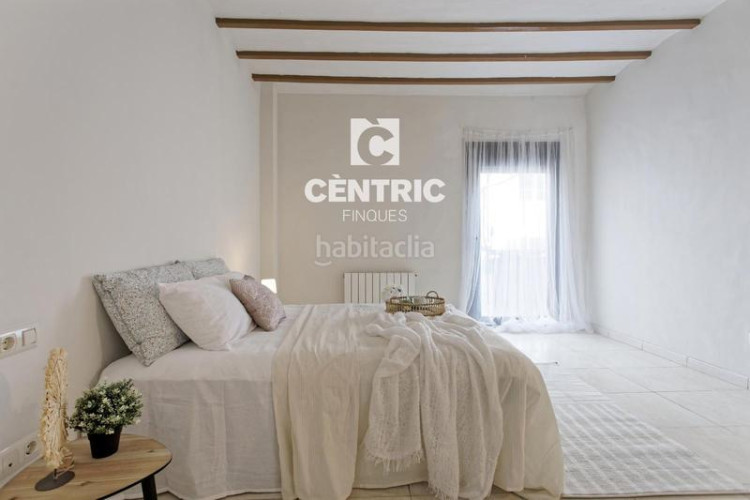 Casa adosada casa en el centro de cuatro habitaciones en Terrassa