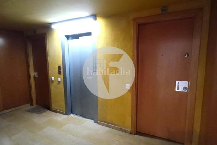 Piso bonito piso de 85 m2, 3 hab, 2 baños, galería, balcón, pk y zona comunitaria, en zona olímpica en Terrassa