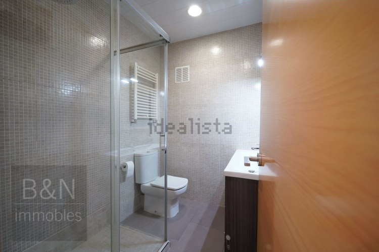 Un hogar reformado, con doble salida exterior y solo un vecino.