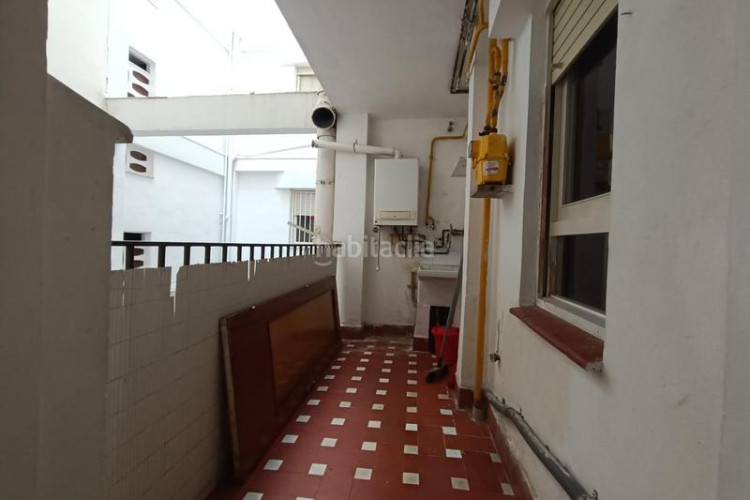 Piso  de 4 hab. con balcón exterior. muy amplio en Terrassa