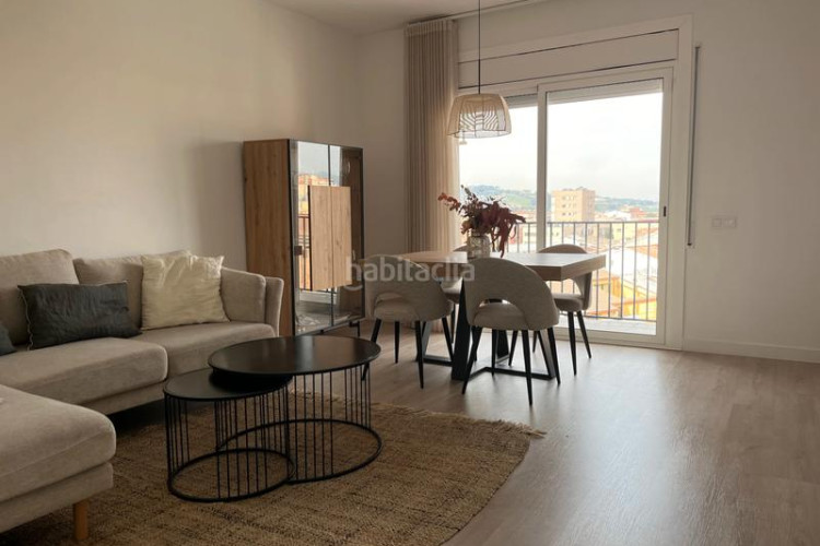 Piso en carrer de topete 52 precioso piso muy luminoso en inmejorable ubicación: consta de un salón-comedor, cocina, 3 habitaciones, baño, aseo, balcón y tra. en Terrassa