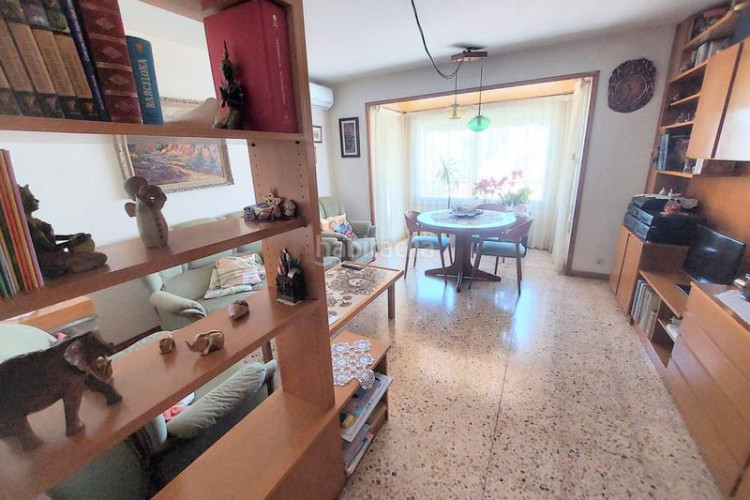 Piso gran piso en el barrio de sant pedro, 4 habitaciones. entrega inmediata en Terrassa