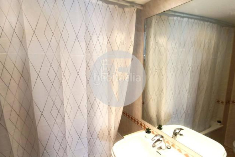 Piso bonito piso de 85 m2, 3 hab, 2 baños, galería, balcón, pk y zona comunitaria, en zona olímpica en Terrassa