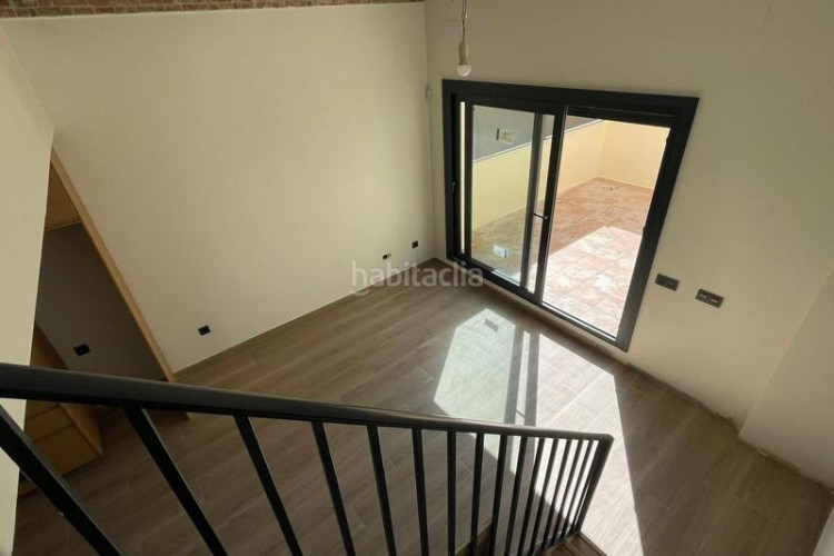 Dúplex  de dos habitaciones y buhardilla multifuncional y terraza en ca naurell en Terrassa