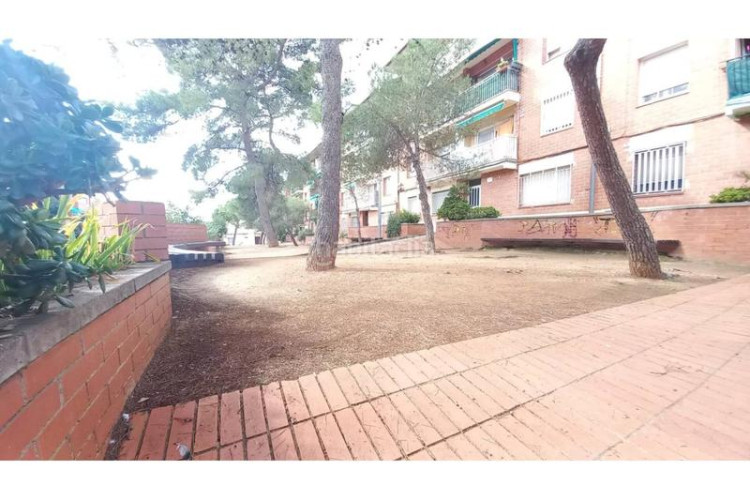 Piso  en la calle olot en Les Arenes - La Grípia - Can Montllor Terrassa
