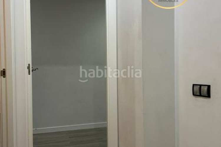 Piso amplio piso familiar con suite, balcones y parking en zona residencial tranquila en Terrassa