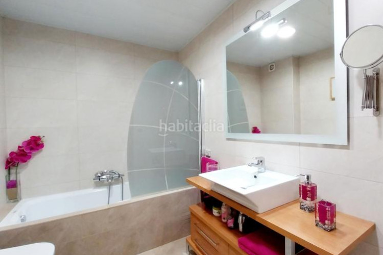 Casa adosada unifamiliar adosada, 4 habitaciones, gran patio en Terrassa