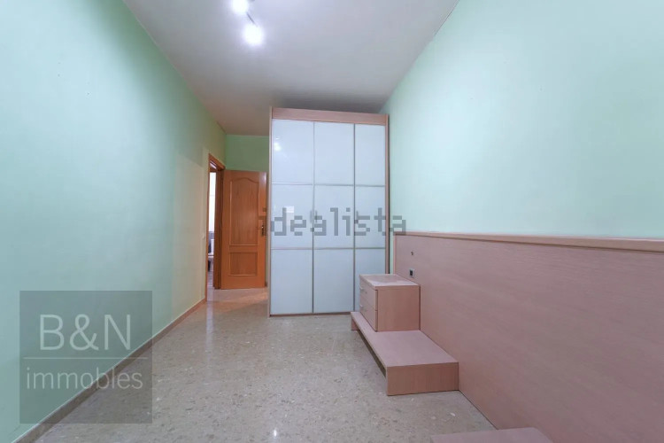 ¡Un piso muy amplio, listo para entrar a vivir con plaza de parking!
