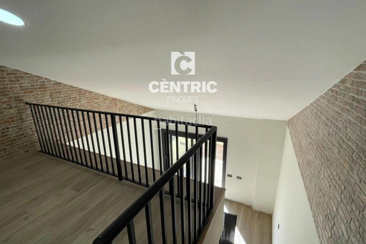 Dúplex  de obra nueva de 2 habitaciones buhardilla multifuncional y terraza en Terrassa