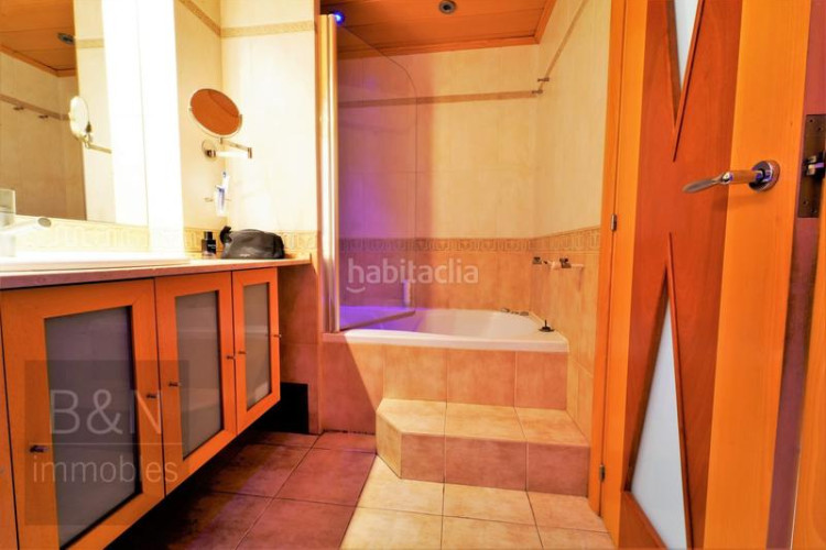 Piso una vivienda reformada, llena de luz natural, de estilo moderno y equipada con muebles hechos a medida! en Terrassa