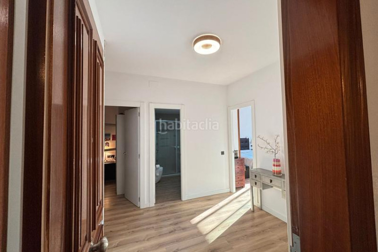 Casa adosada unifamiliar adosada, 4 habitaciones, gran garaje y terraza en Terrassa