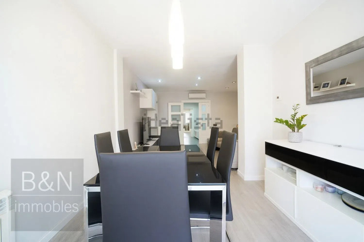 Una vivienda reformada con encanto, dos balcones y plaza de parking